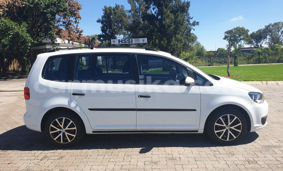 Buy Used Volkswagen Touran White Car in Beitbridge in Matabeleland South Buy Used Volkswagen Touran White Car in Beitbridge in Matabeleland South