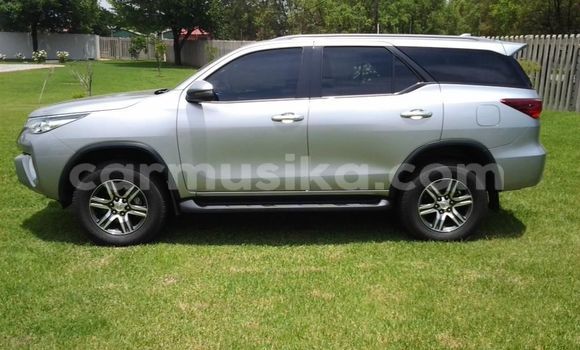 Nunua Ilio tumika Toyota Fortuner Fedha Gari ndani ya Bindura nchini Mashonaland Central Nunua Ilio tumika Toyota Fortuner Fedha Gari ndani ya Bindura nchini Mashonaland Central