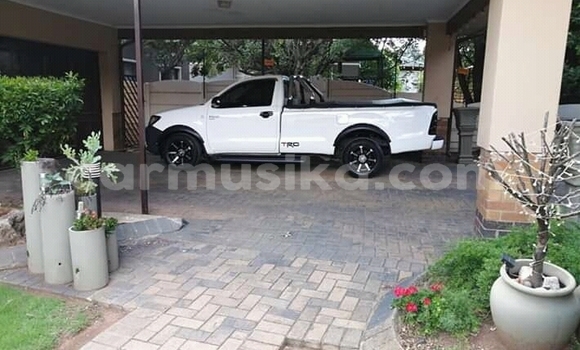 Buy Used Toyota Hilux White Car in Beitbridge in Matabeleland South Buy Used Toyota Hilux White Car in Beitbridge in Matabeleland South