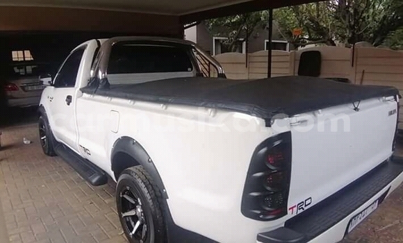 Buy Used Toyota Hilux White Car in Beitbridge in Matabeleland South Buy Used Toyota Hilux White Car in Beitbridge in Matabeleland South
