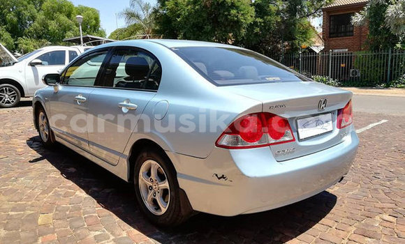 Nunua Ilio tumika Honda Civic Fedha Gari ndani ya Belvedere nchini Harare Nunua Ilio tumika Honda Civic Fedha Gari ndani ya Belvedere nchini Harare