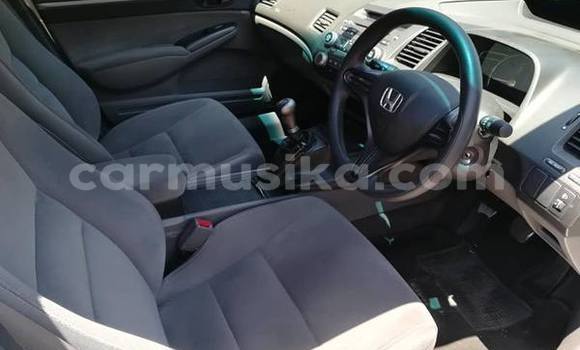 Nunua Ilio tumika Honda Civic Fedha Gari ndani ya Belvedere nchini Harare Nunua Ilio tumika Honda Civic Fedha Gari ndani ya Belvedere nchini Harare