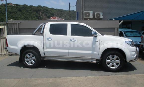 Nunua Ilio tumika Toyota Hilux Nyeupe Gari ndani ya Bulawayo nchini Bulawayo Nunua Ilio tumika Toyota Hilux Nyeupe Gari ndani ya Bulawayo nchini Bulawayo
