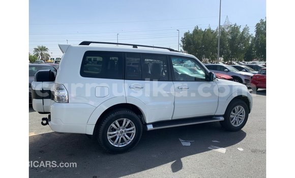 Acheter Import Voiture Mitsubishi Pajero Blanc à Import - Dubai, Harare Acheter Import Voiture Mitsubishi Pajero Blanc à Import - Dubai, Harare