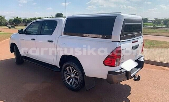 Buy Used Toyota Hilux White Car in Beitbridge in Matabeleland South Buy Used Toyota Hilux White Car in Beitbridge in Matabeleland South
