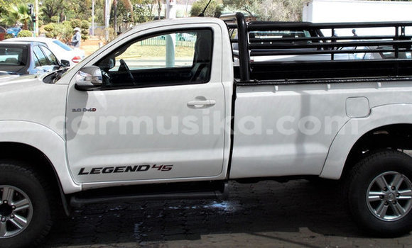 Tenga Tsaru Toyota Hilux Chena Mota in Beitbridge in Matabeleland South Tenga Tsaru Toyota Hilux Chena Mota in Beitbridge in Matabeleland South