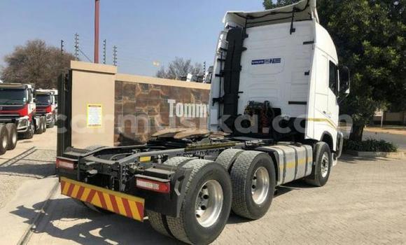 Acheter Occasion Utilitaire Volvo F4 Blanc à Beitbridge, Matabeleland South Acheter Occasion Utilitaire Volvo F4 Blanc à Beitbridge, Matabeleland South