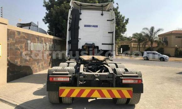 Acheter Occasion Utilitaire Volvo F4 Blanc à Beitbridge, Matabeleland South Acheter Occasion Utilitaire Volvo F4 Blanc à Beitbridge, Matabeleland South