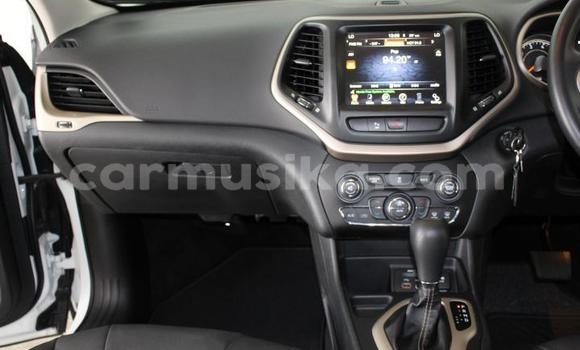 Nunua Ilio tumika Jeep Cherokee Nyeupe Gari ndani ya Beitbridge nchini Matabeleland Kusini Nunua Ilio tumika Jeep Cherokee Nyeupe Gari ndani ya Beitbridge nchini Matabeleland Kusini