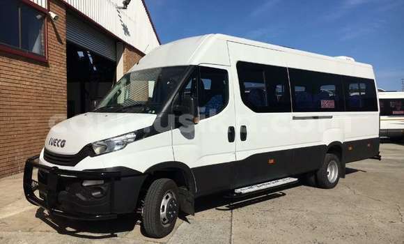 Nunua Ilio tumika IVECO Massif Nyeupe Gari ndani ya Beitbridge nchini Matabeleland Kusini