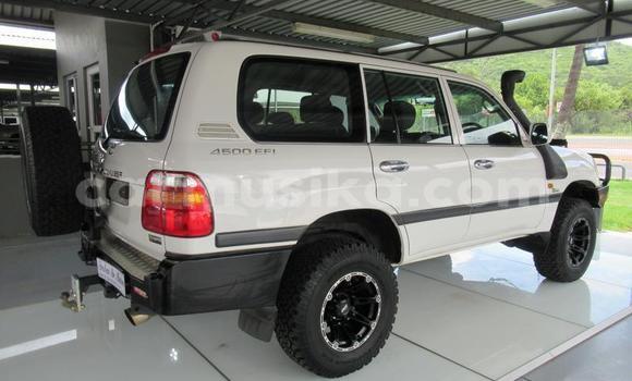 Buy Used Toyota Land Cruiser White Car in Beitbridge in Matabeleland South Buy Used Toyota Land Cruiser White Car in Beitbridge in Matabeleland South