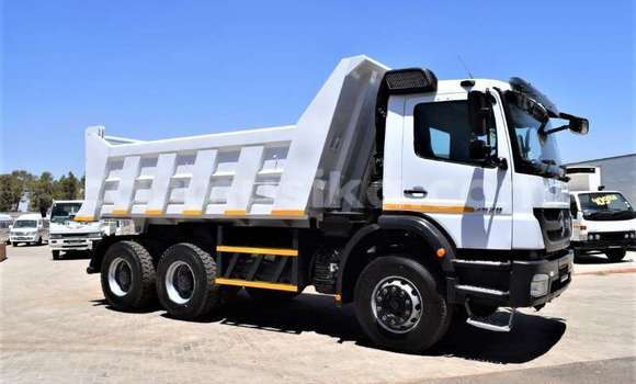 Acheter Occasion Utilitaire Mercedes‒Benz 1824 Blanc à Beitbridge, Matabeleland South Acheter Occasion Utilitaire Mercedes‒Benz 1824 Blanc à Beitbridge, Matabeleland South