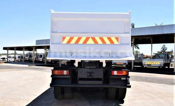 Acheter Occasion Utilitaire Mercedes‒Benz 1824 Blanc à Beitbridge, Matabeleland South Acheter Occasion Utilitaire Mercedes‒Benz 1824 Blanc à Beitbridge, Matabeleland South