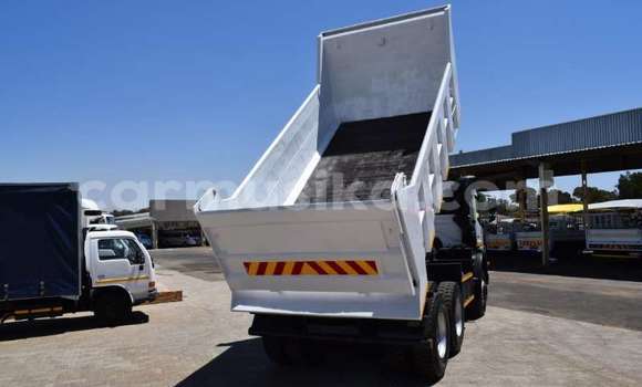 Acheter Occasion Utilitaire Mercedes‒Benz 1824 Blanc à Beitbridge, Matabeleland South Acheter Occasion Utilitaire Mercedes‒Benz 1824 Blanc à Beitbridge, Matabeleland South