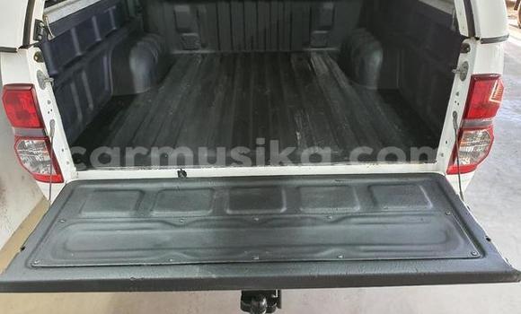 Buy Used Toyota Hilux White Car in Beitbridge in Matabeleland South Buy Used Toyota Hilux White Car in Beitbridge in Matabeleland South