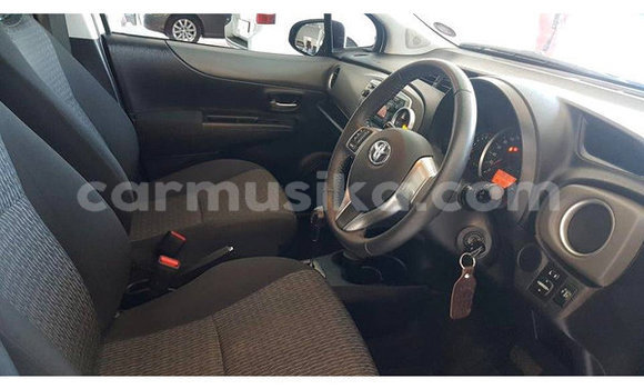 Acheter Occasion Voiture Toyota Yaris Gris à Beitbridge, Matabeleland South Acheter Occasion Voiture Toyota Yaris Gris à Beitbridge, Matabeleland South