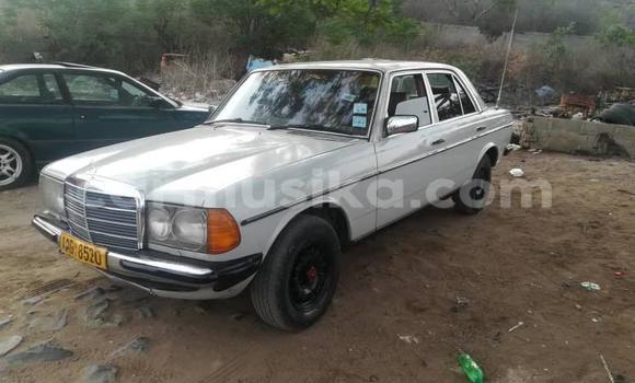 Buy Used Mercedes‒Benz E-klasse White Car in Kwekwe in Midlands Buy Used Mercedes‒Benz E-klasse White Car in Kwekwe in Midlands