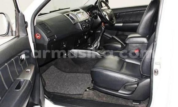 Buy Used Toyota Hilux White Car in Beitbridge in Matabeleland South Buy Used Toyota Hilux White Car in Beitbridge in Matabeleland South