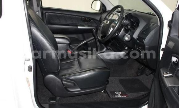 Buy Used Toyota Hilux White Car in Beitbridge in Matabeleland South Buy Used Toyota Hilux White Car in Beitbridge in Matabeleland South