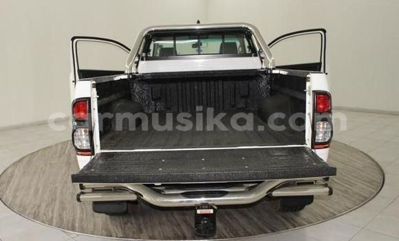 Buy Used Toyota Hilux White Car in Beitbridge in Matabeleland South Buy Used Toyota Hilux White Car in Beitbridge in Matabeleland South