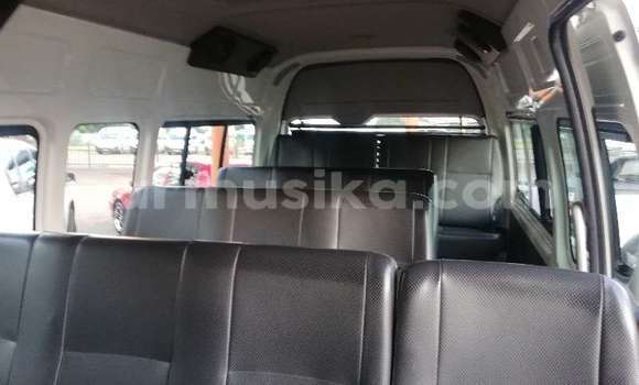 Nunua Ilio tumika Toyota Hiace Nyeupe Gari ndani ya Beitbridge nchini Matabeleland Kusini Nunua Ilio tumika Toyota Hiace Nyeupe Gari ndani ya Beitbridge nchini Matabeleland Kusini