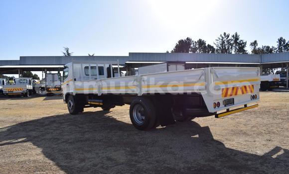 Buy Used Hino 300 Series White Truck in Beitbridge in Matabeleland South Buy Used Hino 300 Series White Truck in Beitbridge in Matabeleland South