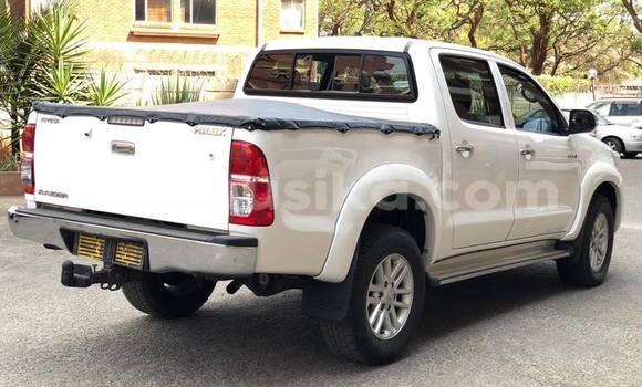 Tenga Tsaru Toyota Hilux Chena Mota in Harare in Harare Tenga Tsaru Toyota Hilux Chena Mota in Harare in Harare