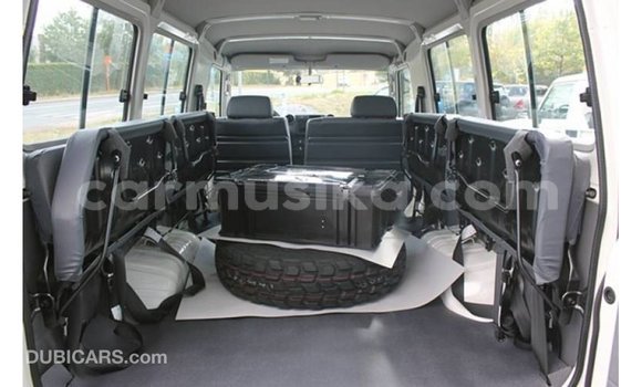 Tenga Imported Toyota Land Cruiser Chena Mota in Import - Dubai in Harare Tenga Imported Toyota Land Cruiser Chena Mota in Import - Dubai in Harare