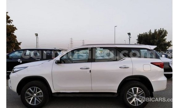 Acheter Import Voiture Toyota Fortuner Blanc à Import - Dubai, Harare Acheter Import Voiture Toyota Fortuner Blanc à Import - Dubai, Harare