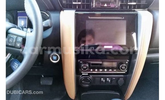 Acheter Import Voiture Toyota Fortuner Blanc à Import - Dubai, Harare Acheter Import Voiture Toyota Fortuner Blanc à Import - Dubai, Harare
