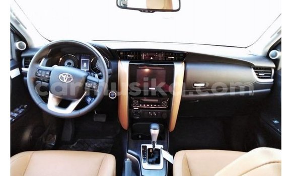 Acheter Import Voiture Toyota Fortuner Blanc à Import - Dubai, Harare Acheter Import Voiture Toyota Fortuner Blanc à Import - Dubai, Harare