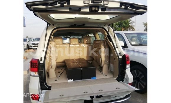 Tenga Imported Toyota Land Cruiser Chena Mota in Import - Dubai in Harare Tenga Imported Toyota Land Cruiser Chena Mota in Import - Dubai in Harare