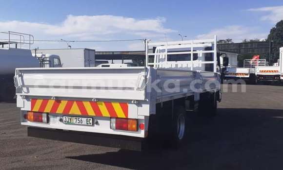 Acheter Occasion Utilitaire Hyundai H200 Blanc à Beitbridge, Matabeleland South Acheter Occasion Utilitaire Hyundai H200 Blanc à Beitbridge, Matabeleland South