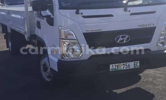 Acheter Occasion Utilitaire Hyundai H200 Blanc à Beitbridge, Matabeleland South Acheter Occasion Utilitaire Hyundai H200 Blanc à Beitbridge, Matabeleland South