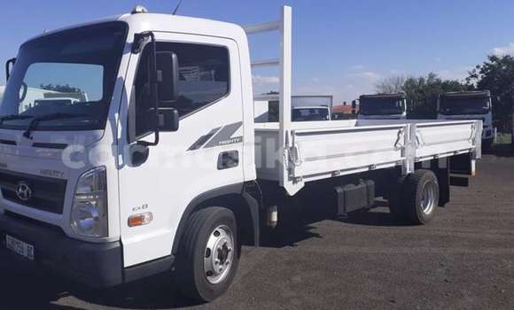 Acheter Occasion Utilitaire Hyundai H200 Blanc à Beitbridge, Matabeleland South Acheter Occasion Utilitaire Hyundai H200 Blanc à Beitbridge, Matabeleland South
