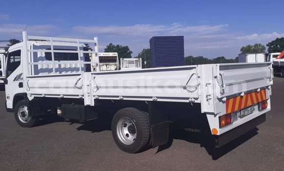 Acheter Occasion Utilitaire Hyundai H200 Blanc à Beitbridge, Matabeleland South Acheter Occasion Utilitaire Hyundai H200 Blanc à Beitbridge, Matabeleland South