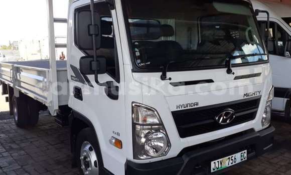 Acheter Occasion Utilitaire Hyundai H200 Blanc à Beitbridge, Matabeleland South Acheter Occasion Utilitaire Hyundai H200 Blanc à Beitbridge, Matabeleland South