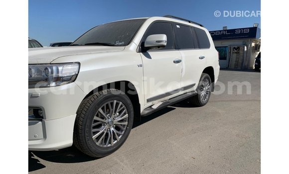 Tenga Imported Toyota Land Cruiser Chena Mota in Import - Dubai in Harare Tenga Imported Toyota Land Cruiser Chena Mota in Import - Dubai in Harare