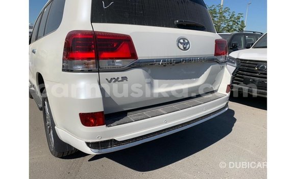 Tenga Imported Toyota Land Cruiser Chena Mota in Import - Dubai in Harare Tenga Imported Toyota Land Cruiser Chena Mota in Import - Dubai in Harare