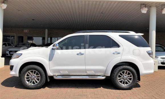 Acheter Occasion Voiture Toyota Fortuner Blanc à Beitbridge, Matabeleland South Acheter Occasion Voiture Toyota Fortuner Blanc à Beitbridge, Matabeleland South