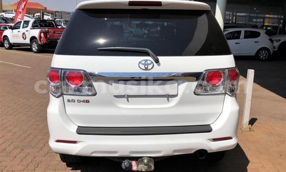 Acheter Occasion Voiture Toyota Fortuner Blanc à Beitbridge, Matabeleland South Acheter Occasion Voiture Toyota Fortuner Blanc à Beitbridge, Matabeleland South