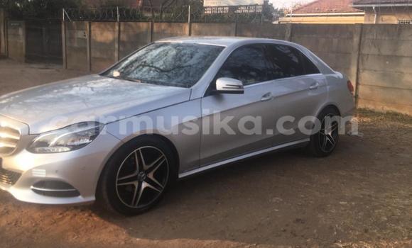 Nunua Ilio tumika Mercedes‒Benz E–Class Fedha Gari ndani ya Harare nchini Harare Nunua Ilio tumika Mercedes‒Benz E–Class Fedha Gari ndani ya Harare nchini Harare