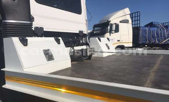 Acheter Occasion Utilitaire Nissan UD Blanc à Beitbridge, Matabeleland South Acheter Occasion Utilitaire Nissan UD Blanc à Beitbridge, Matabeleland South