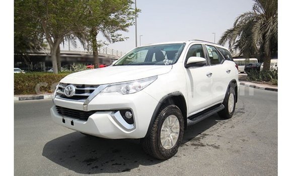 Acheter Import Voiture Toyota Fortuner Blanc à Import - Dubai, Harare Acheter Import Voiture Toyota Fortuner Blanc à Import - Dubai, Harare