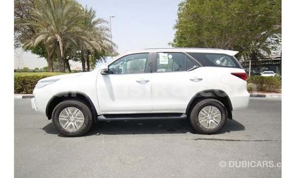 Acheter Import Voiture Toyota Fortuner Blanc à Import - Dubai, Harare Acheter Import Voiture Toyota Fortuner Blanc à Import - Dubai, Harare