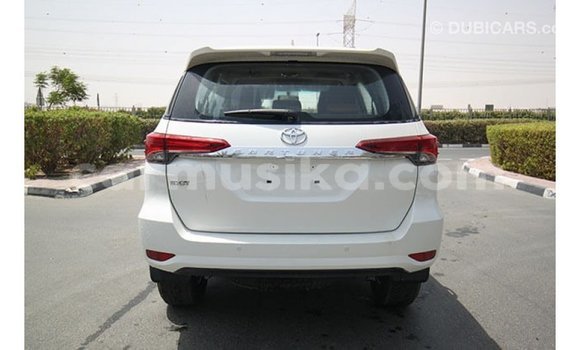 Acheter Import Voiture Toyota Fortuner Blanc à Import - Dubai, Harare Acheter Import Voiture Toyota Fortuner Blanc à Import - Dubai, Harare