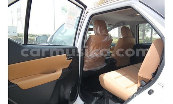 Acheter Import Voiture Toyota Fortuner Blanc à Import - Dubai, Harare Acheter Import Voiture Toyota Fortuner Blanc à Import - Dubai, Harare