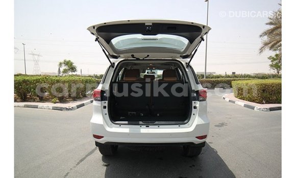 Acheter Import Voiture Toyota Fortuner Blanc à Import - Dubai, Harare Acheter Import Voiture Toyota Fortuner Blanc à Import - Dubai, Harare