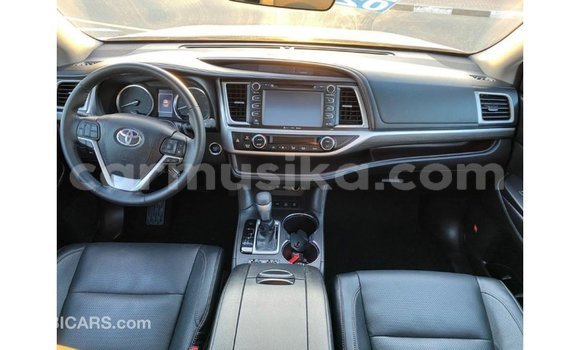 Tenga Imported Toyota Highlander Chena Mota in Import - Dubai in Harare Tenga Imported Toyota Highlander Chena Mota in Import - Dubai in Harare