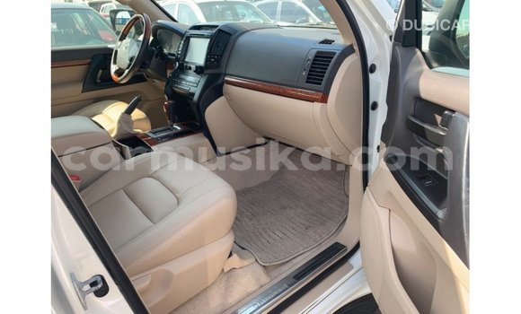 Acheter Import Voiture Toyota Land Cruiser Blanc à Import - Dubai, Harare Acheter Import Voiture Toyota Land Cruiser Blanc à Import - Dubai, Harare